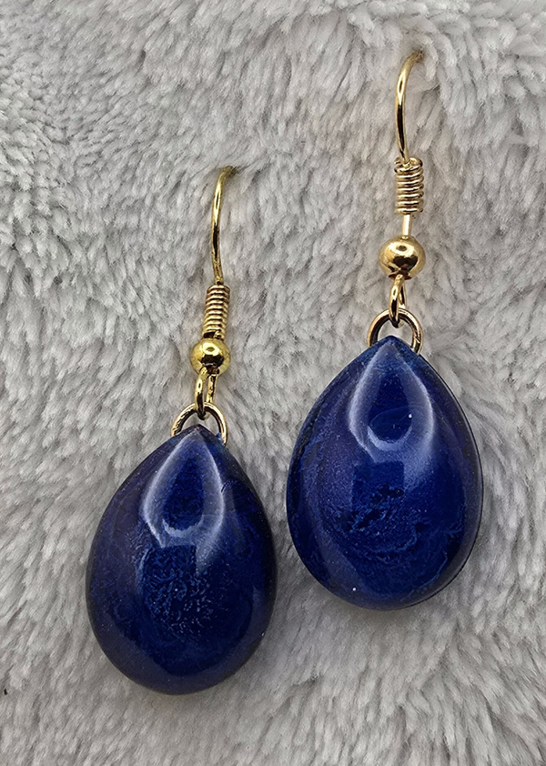 Boucles d’oreilles goutte pendante bleu foncé – Attache dorée