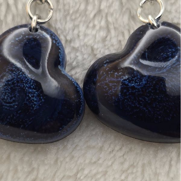 Boucles d’oreilles cœur bleu marine – Spirale centrale