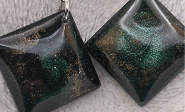 Boucles d’oreilles pendantes carrées – Vert & cuivre avec spirale