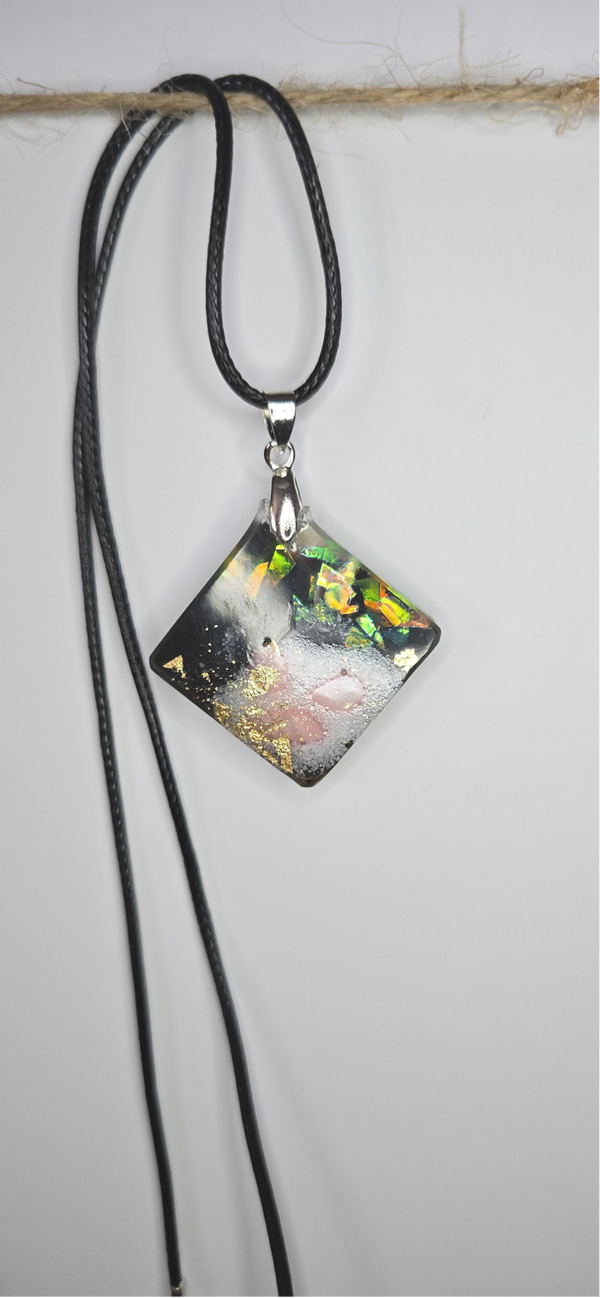 Pendentif multicolore avec feuille dorée – Cordon noir & attache argentée