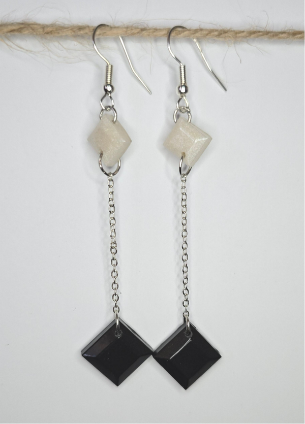 Boucles d’oreilles pendantes noir & blanc
