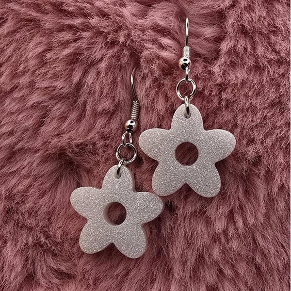 Boucles d’oreilles fleur nacrée pailletée – Attache argentée