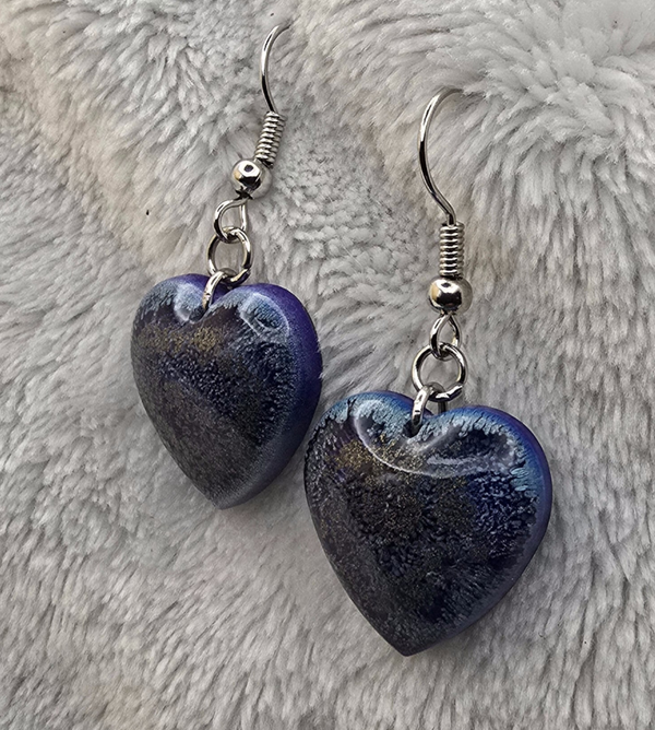 Boucles d’oreilles pendantes cœur – Bleu ciel, violet & éclats cuivrés