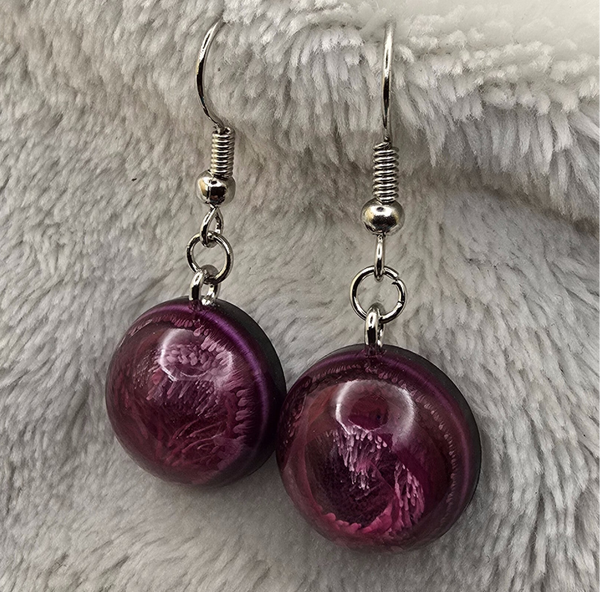 Boucles d’oreilles pendantes rondes rouges – Spirale centrale