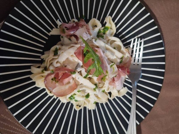 Tagliatelles sauce au gorgonzola et sa chiffonnade de speck, coppa ou pancetta