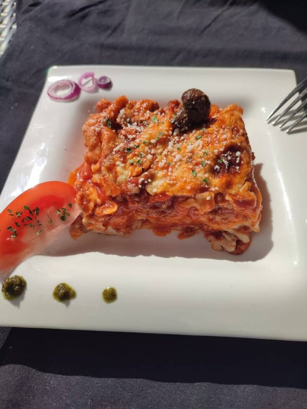 Lasagnes bolognese traditionnelles nappées de béchamel parmesanée