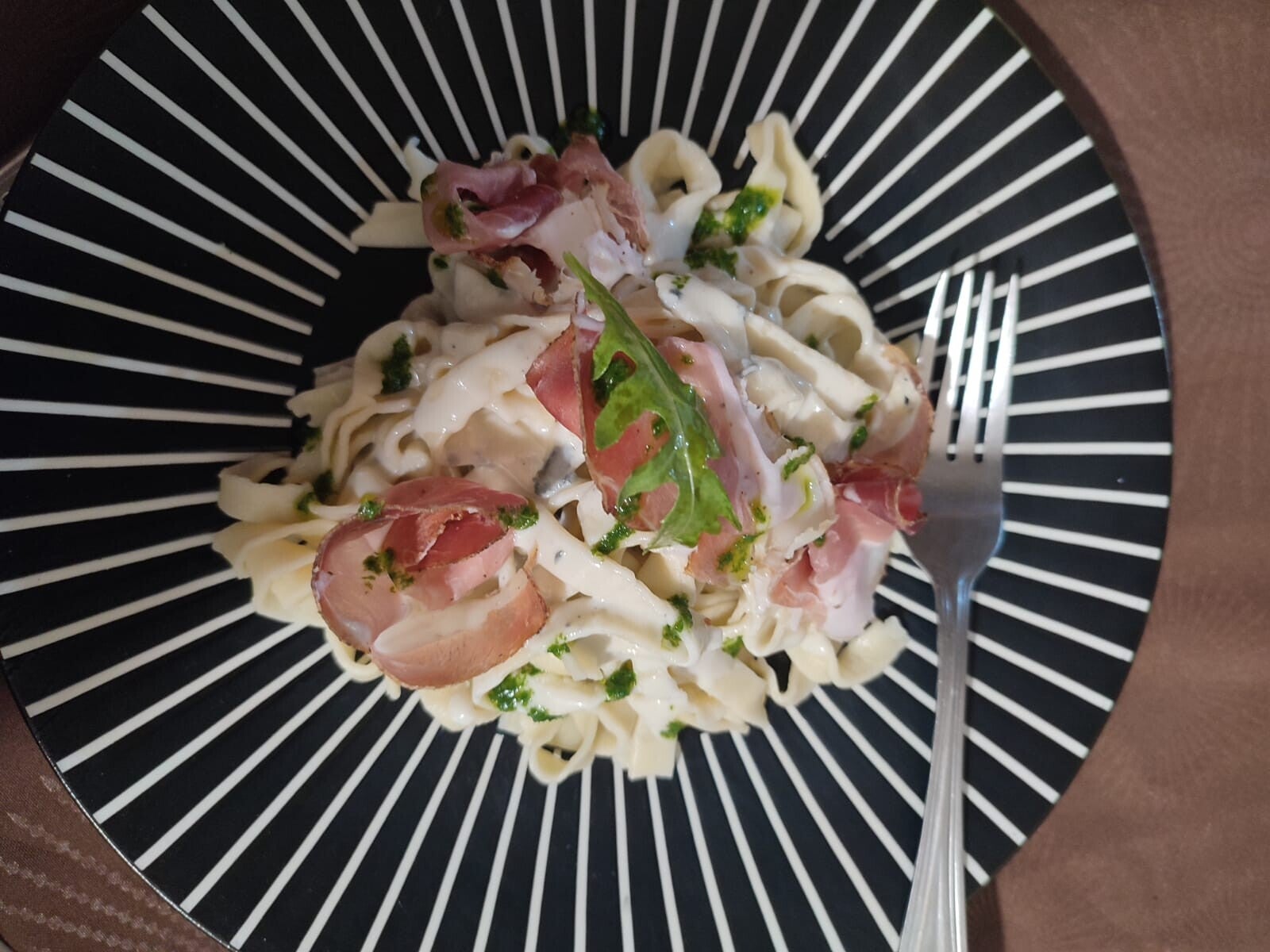 Tagliatelles sauce au gorgonzola et sa chiffonnade de speck, coppa ou pancetta