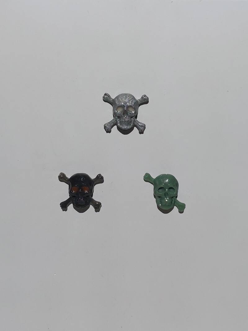Epoxy magnet (Skull &amp; Bones) - O.M.S. Art and Creations