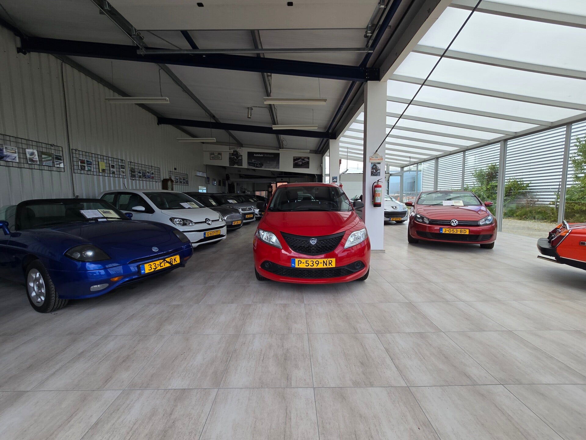 Autohuis Vlissingen showroom binnenkant
