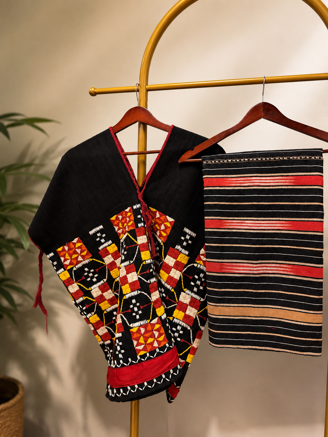 Women set Luu Ban