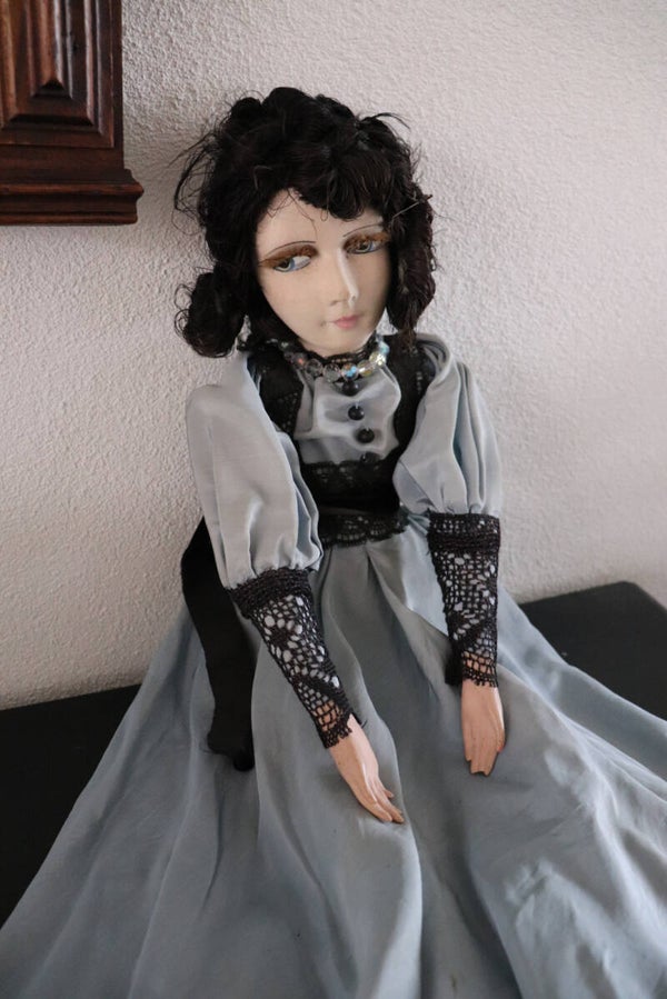 Sofadoll met blauwe jurk