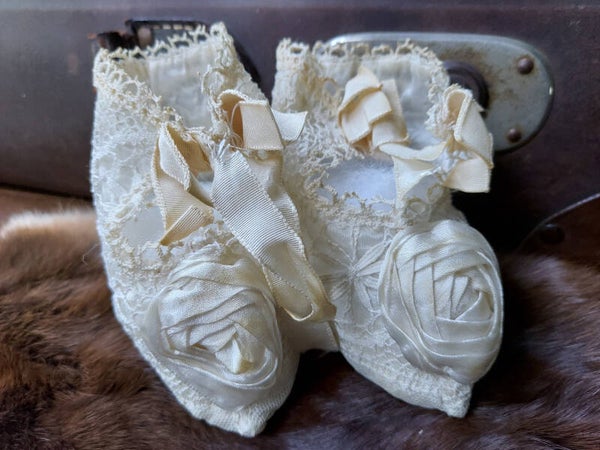 Kanten babyschoentjes