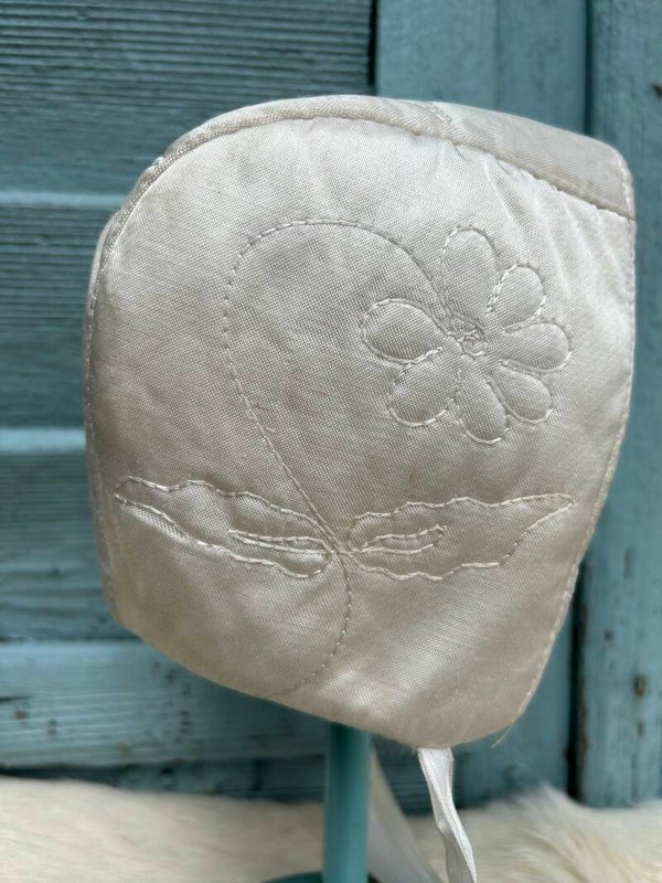Satijnen babymuts
