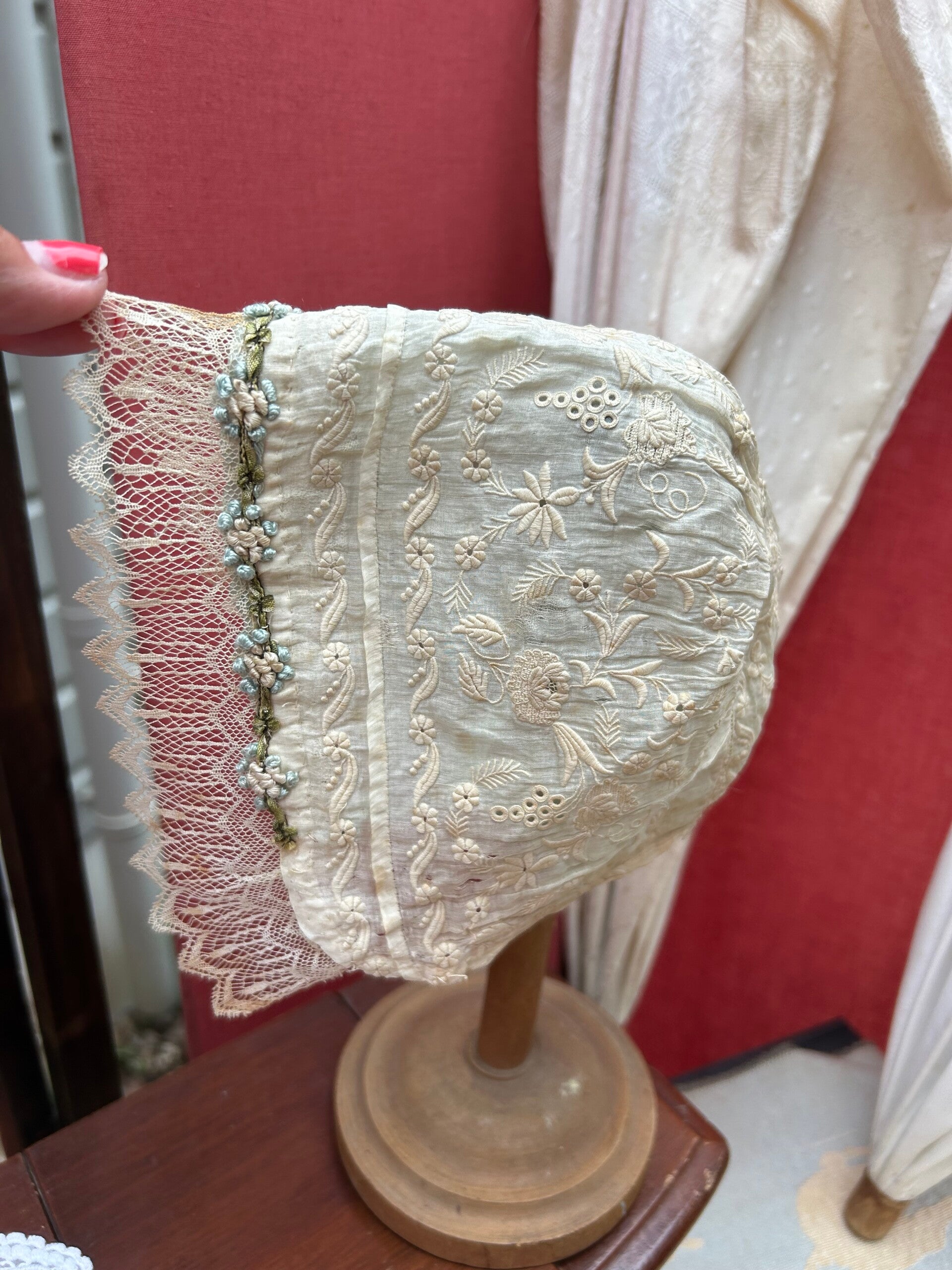 Zeer oude kanten bonnet