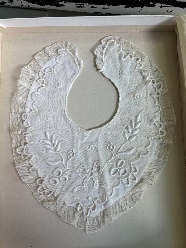 Mooi bewerkt babykraagje