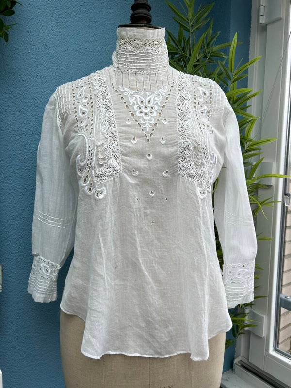 Witte wat sleetse antieke blouse