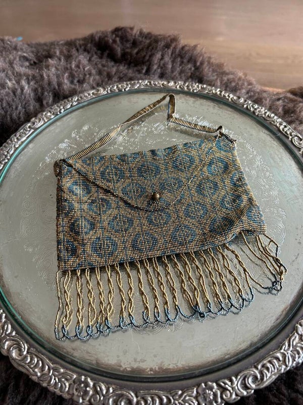 Goudkleurig/ blauw kralentasje