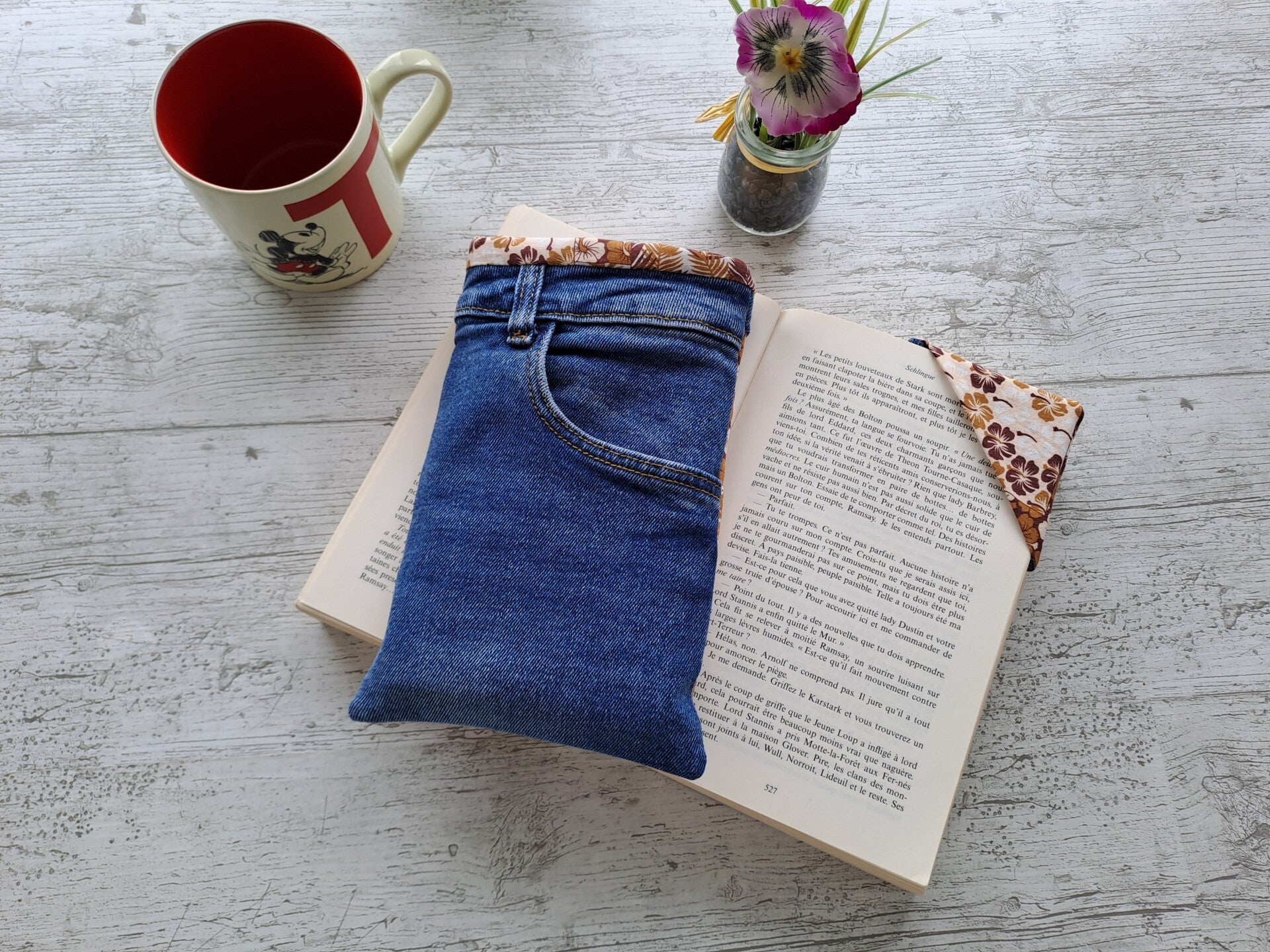 L'Écrin du Lecteur – Pochette protège-livre en jean recyclé avec marque-page assorti - Format poche