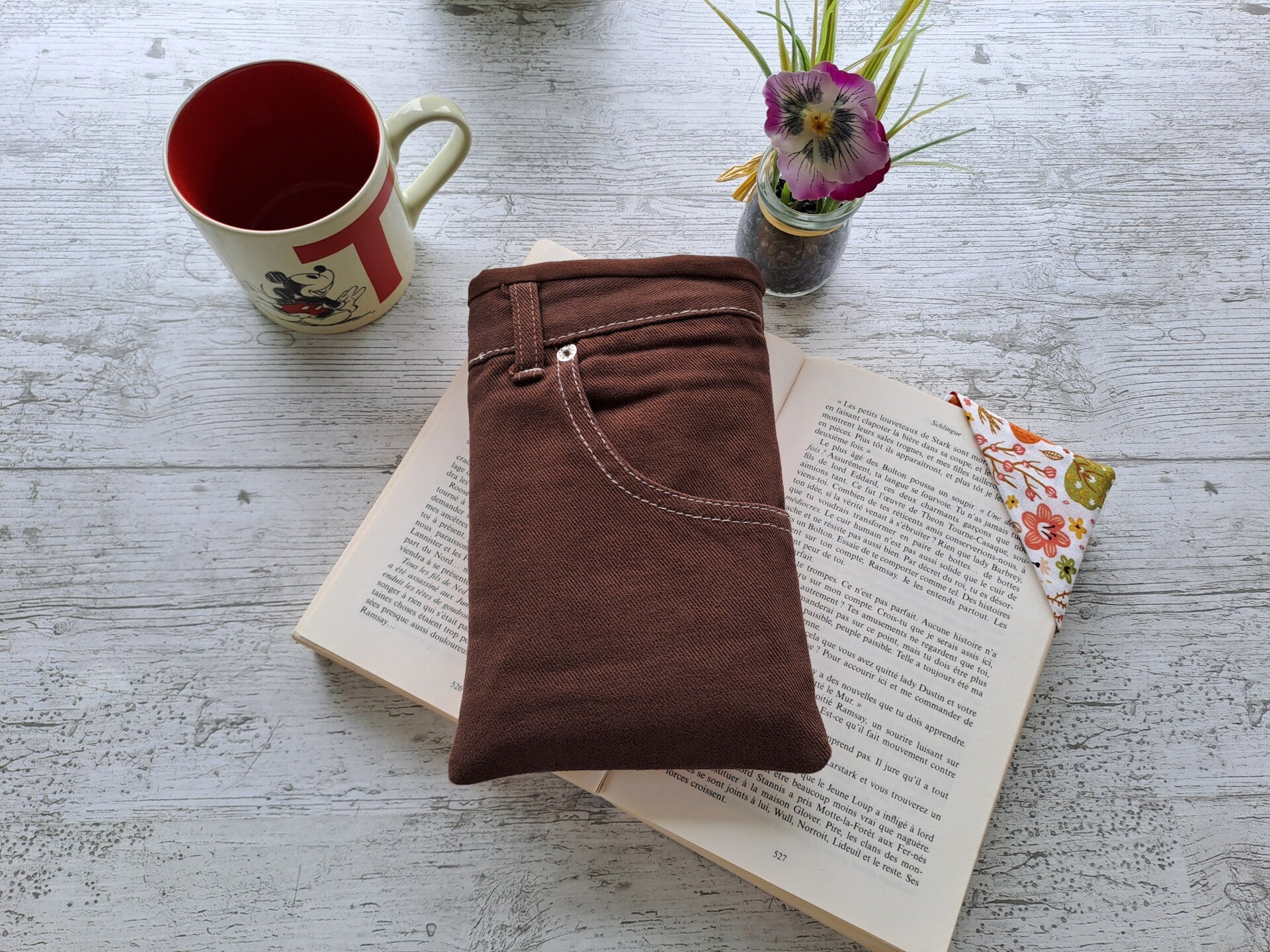 L'Écrin du Lecteur – Pochette protège-livre en jean recyclé avec marque-page assorti - Format poche