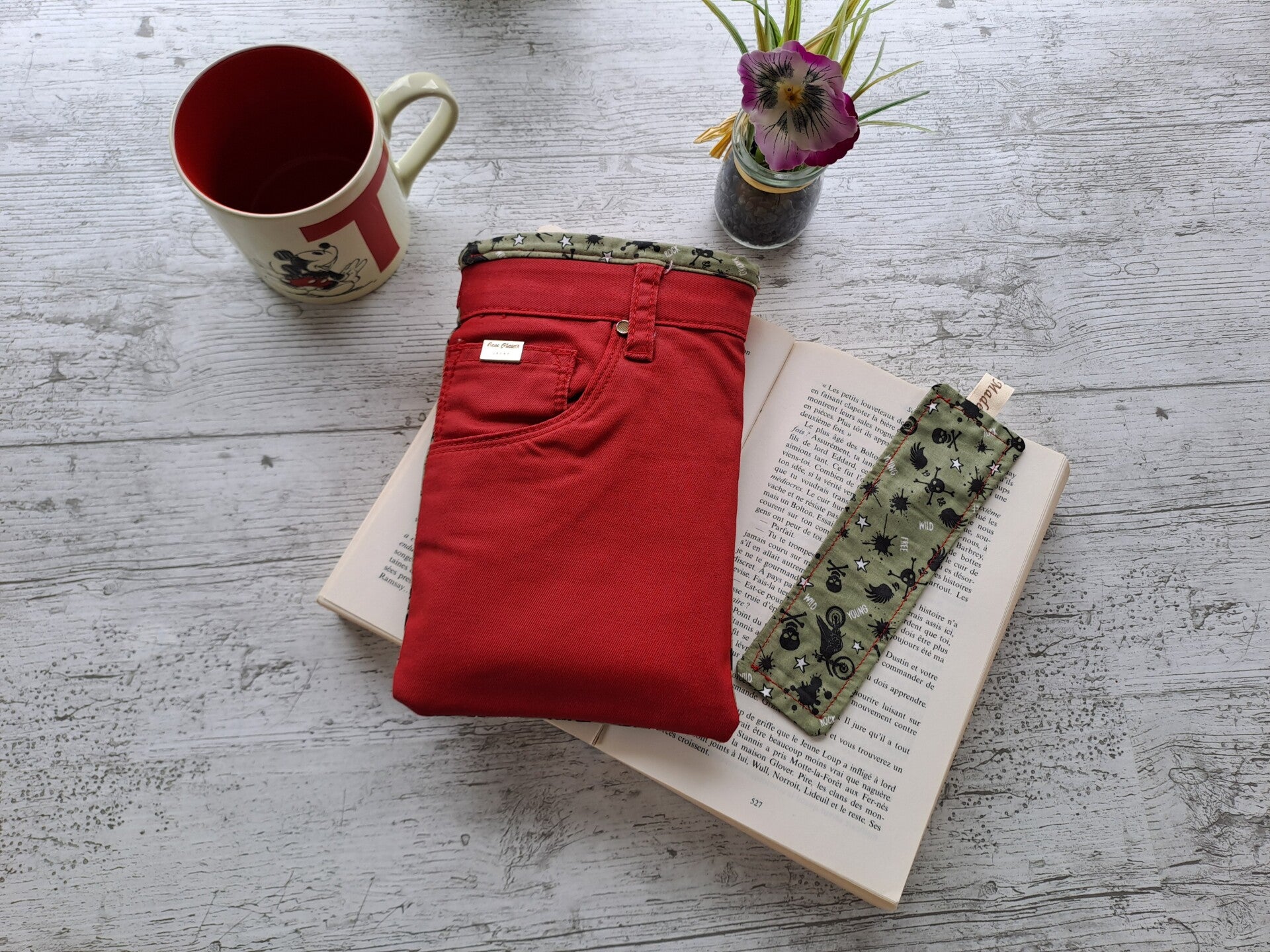 L'Écrin du Lecteur – Pochette protège-livre en jean recyclé avec marque-page assorti - Format poche