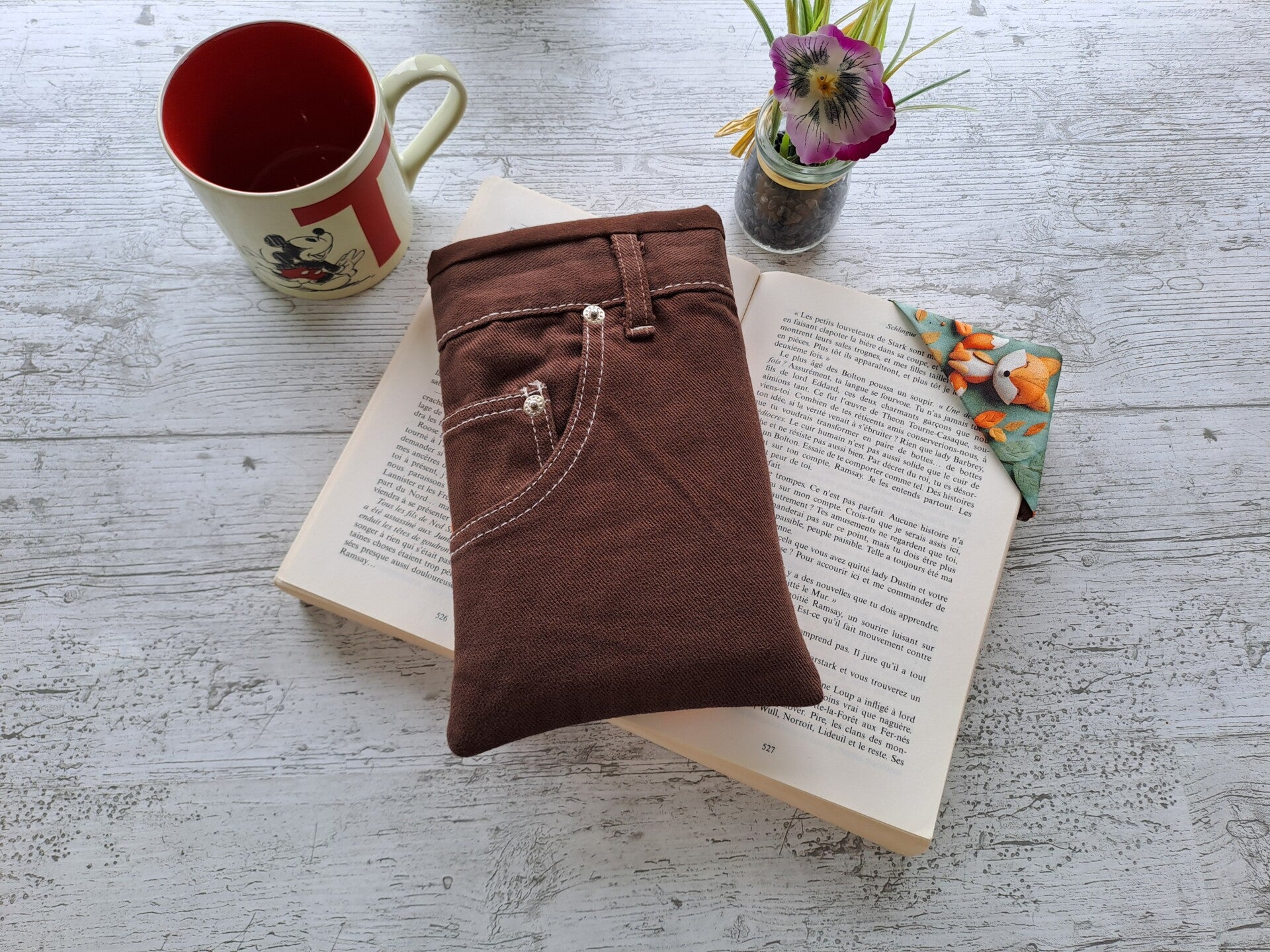 L'Écrin du Lecteur – Pochette protège-livre en jean recyclé avec marque-page assorti - Format poche