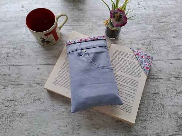 L'Écrin du Lecteur – Pochette protège-livre en jean recyclé avec marque-page assorti - Format poche