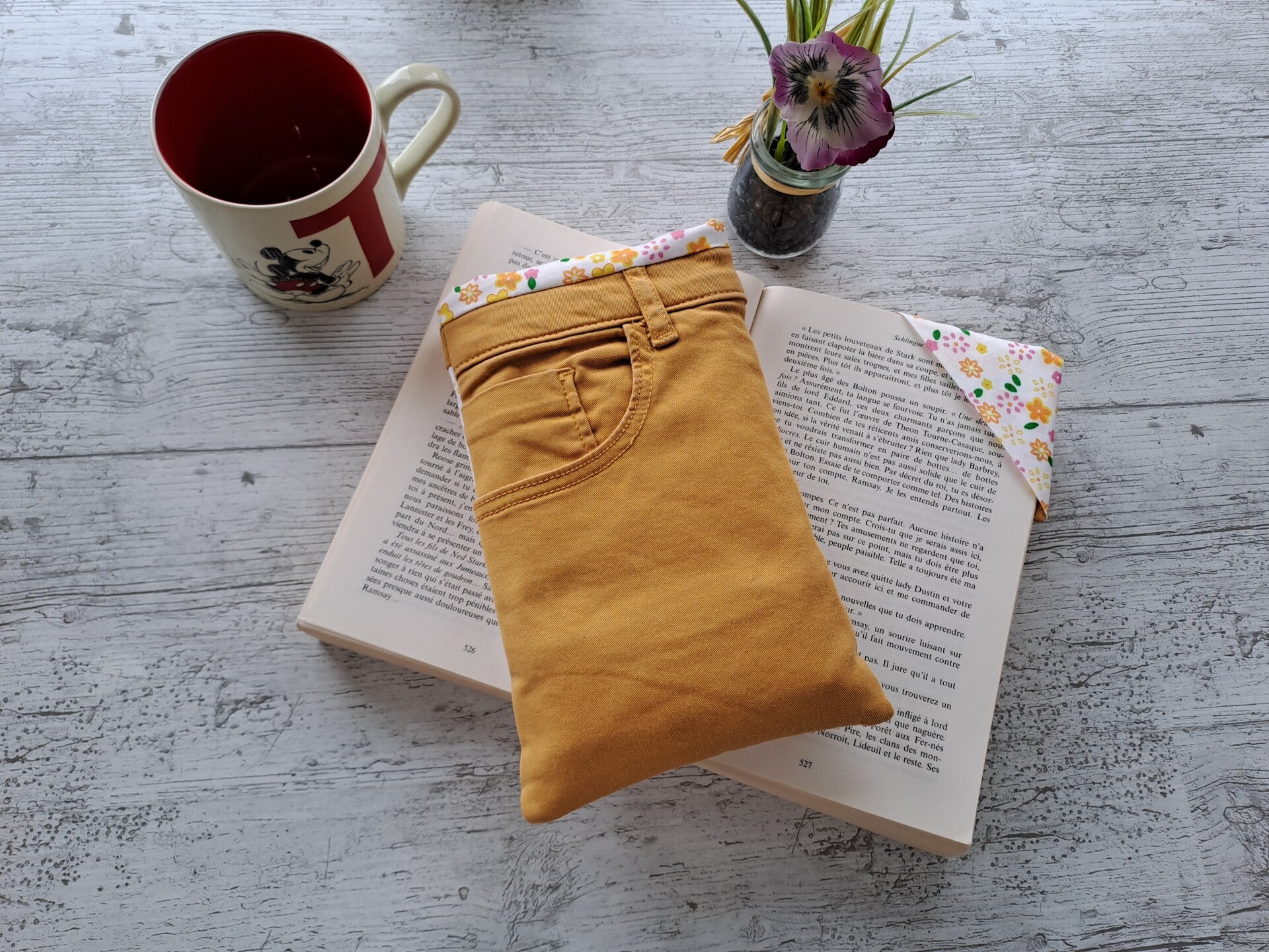L'Écrin du Lecteur – Pochette protège-livre en jean recyclé avec marque-page assorti - Format poche