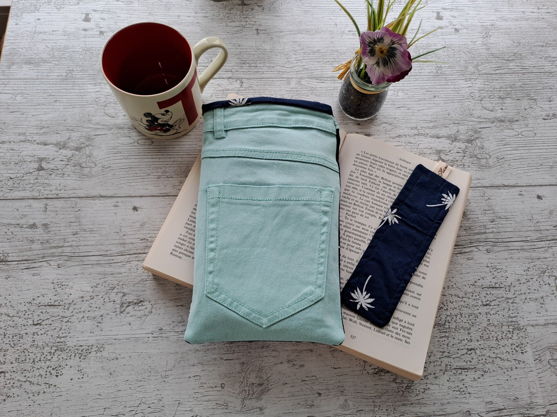 L'Écrin du Lecteur – Pochette protège-livre en jean recyclé avec marque-page assorti - Format poche