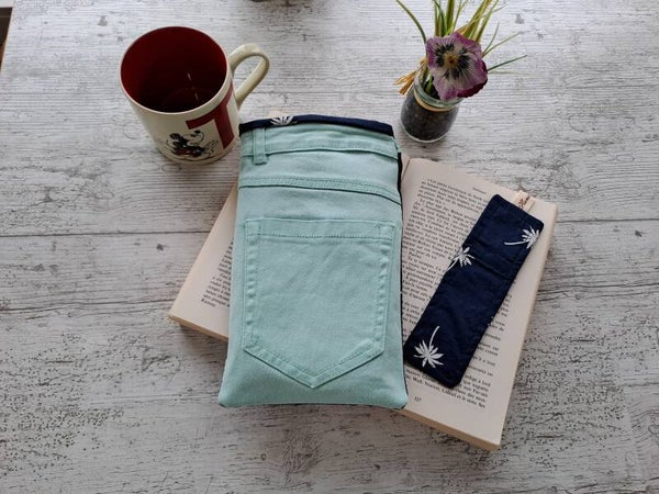 L'Écrin du Lecteur – Pochette protège-livre en jean recyclé avec marque-page assorti - Format poche