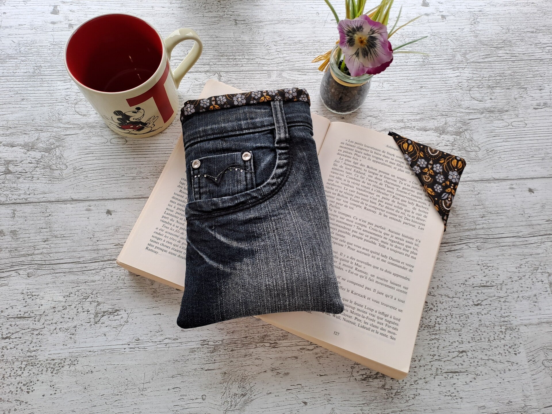 L'Écrin du Lecteur – Pochette protège-livre en jean recyclé avec marque-page assorti - Format poche
