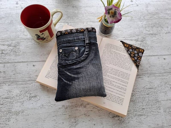 L'Écrin du Lecteur – Pochette protège-livre en jean recyclé avec marque-page assorti - Format poche