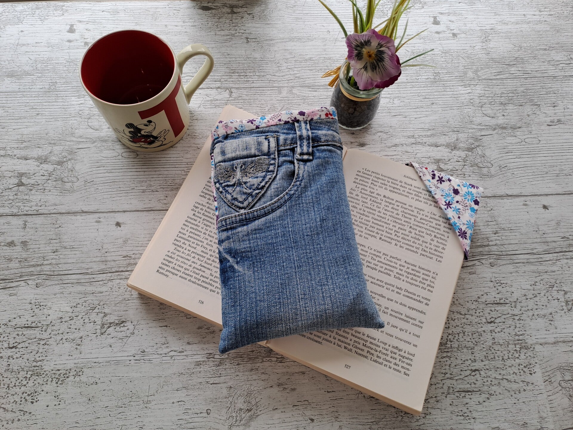 L'Écrin du Lecteur – Pochette protège-livre en jean recyclé avec marque-page assorti - Format poche
