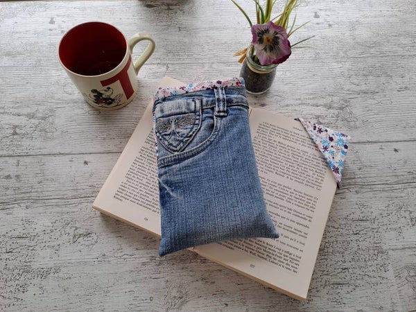 L'Écrin du Lecteur – Pochette protège-livre en jean recyclé avec marque-page assorti - Format poche
