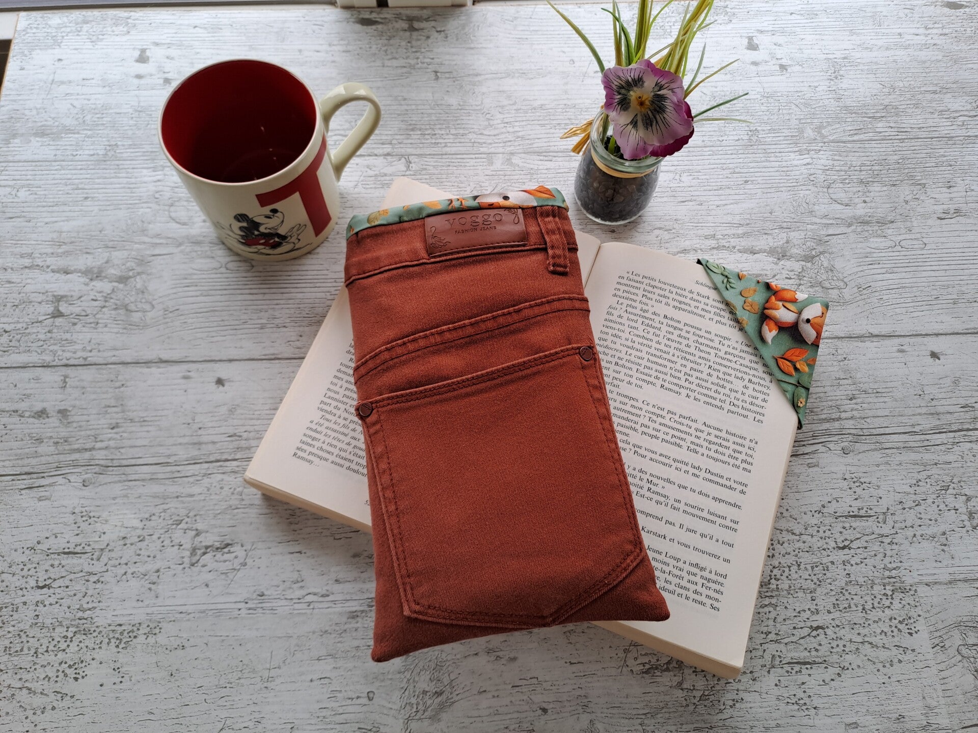 L'Écrin du Lecteur – Pochette protège-livre en jean recyclé avec marque-page assorti - Format poche
