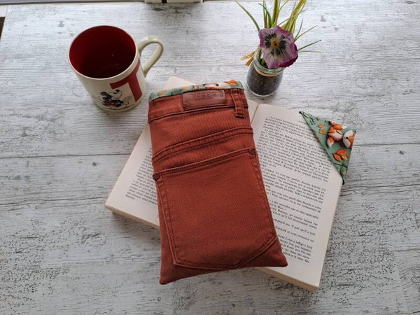 L'Écrin du Lecteur – Pochette protège-livre en jean recyclé avec marque-page assorti - Format poche