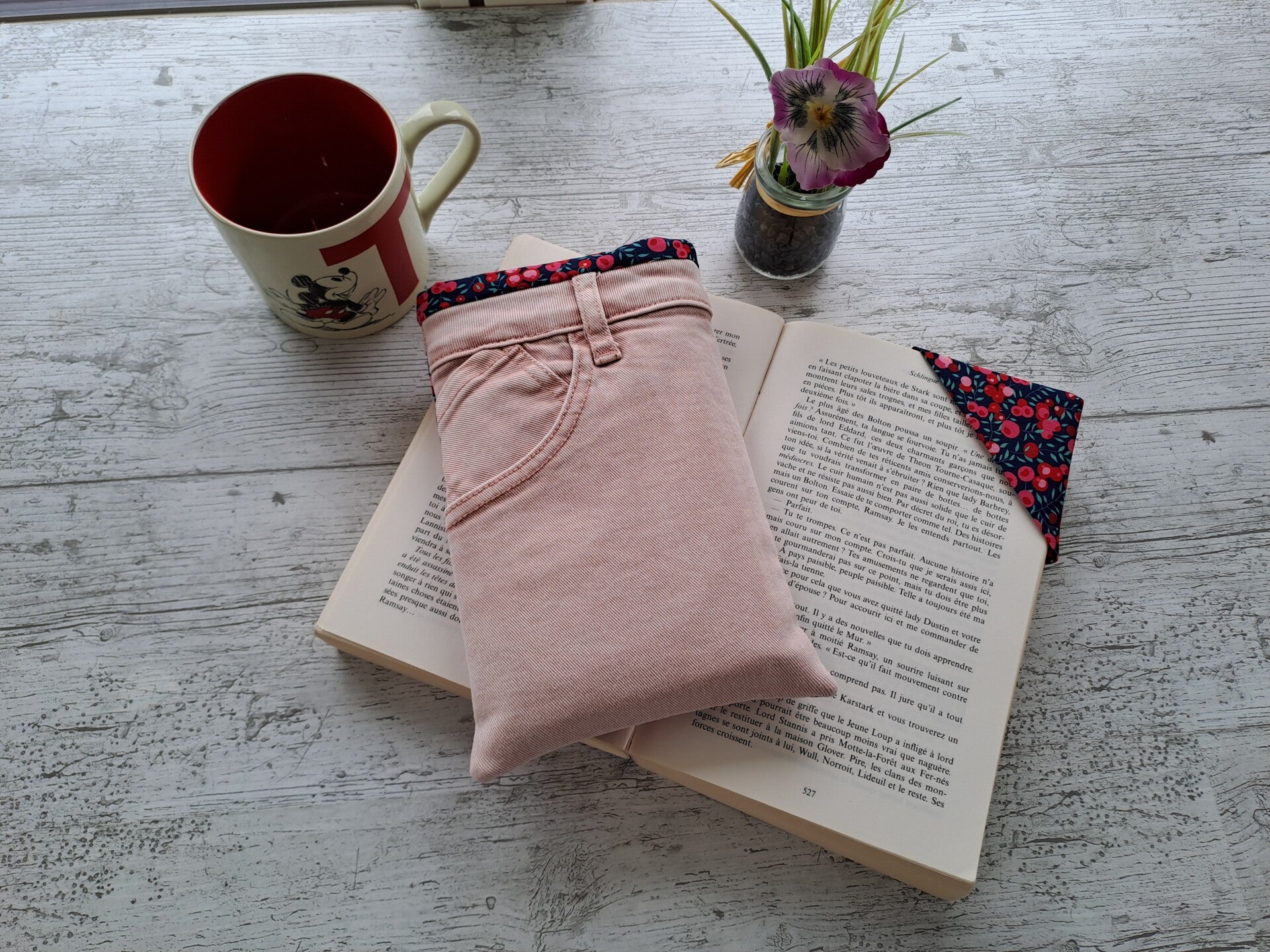 L'Écrin du Lecteur – Pochette protège-livre en jean recyclé avec marque-page assorti - Format poche