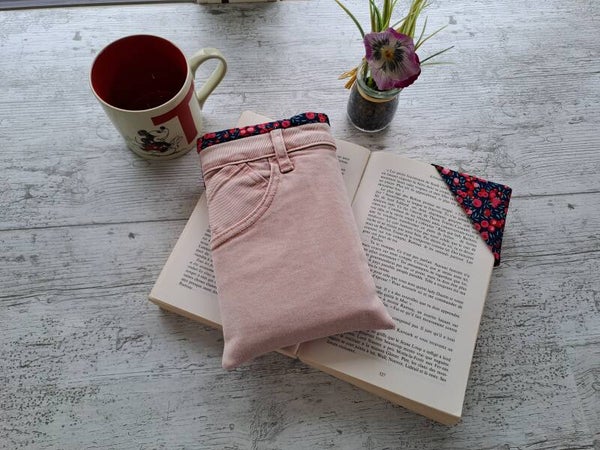 L'Écrin du Lecteur – Pochette protège-livre en jean recyclé avec marque-page assorti - Format poche