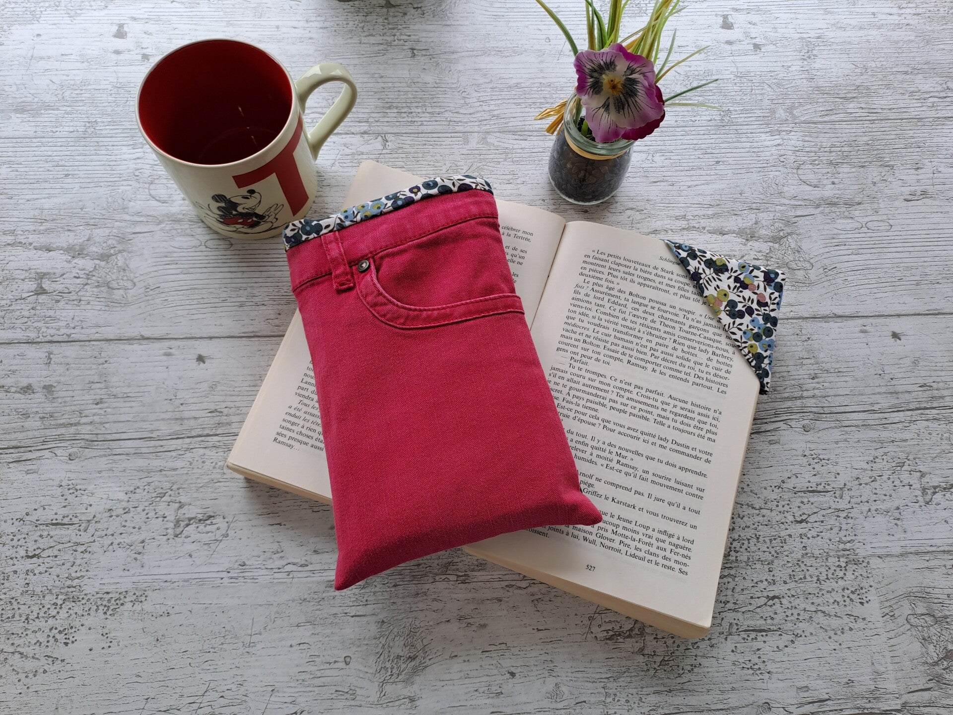 L'Écrin du Lecteur – Pochette protège-livre en jean recyclé avec marque-page assorti - Format poche