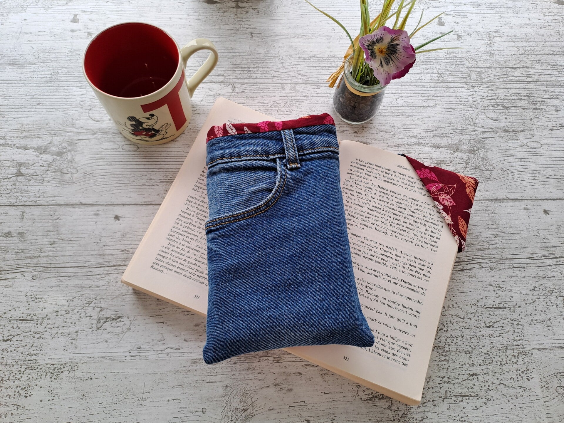 L'Écrin du Lecteur – Pochette protège-livre en jean recyclé avec marque-page assorti - Format poche