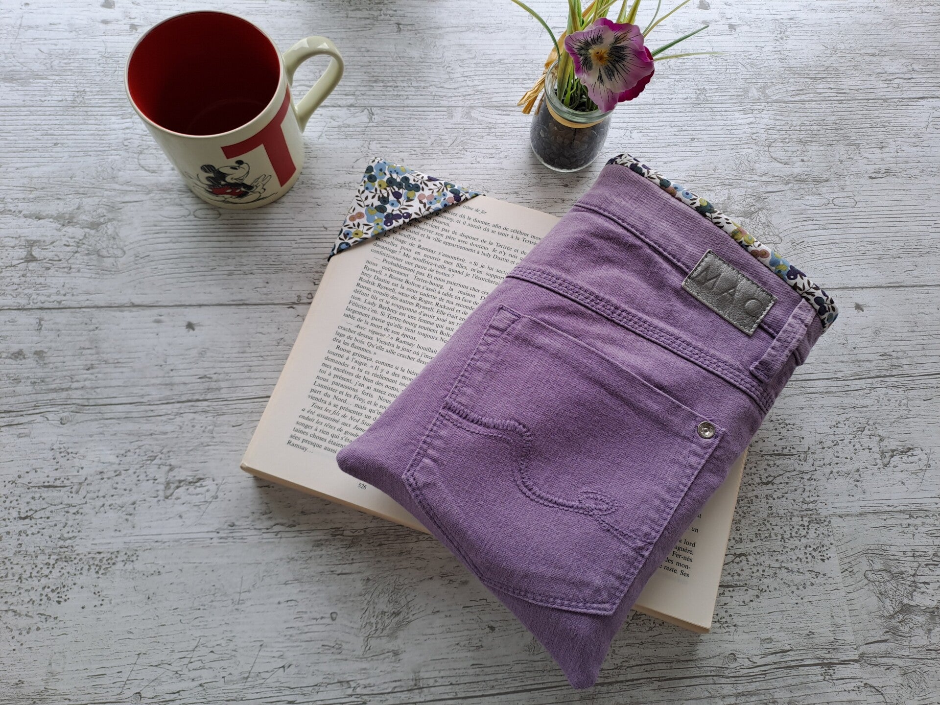 Pochette protège-livre en jean recyclé avec marque-page assorti – Format broché et poche épais