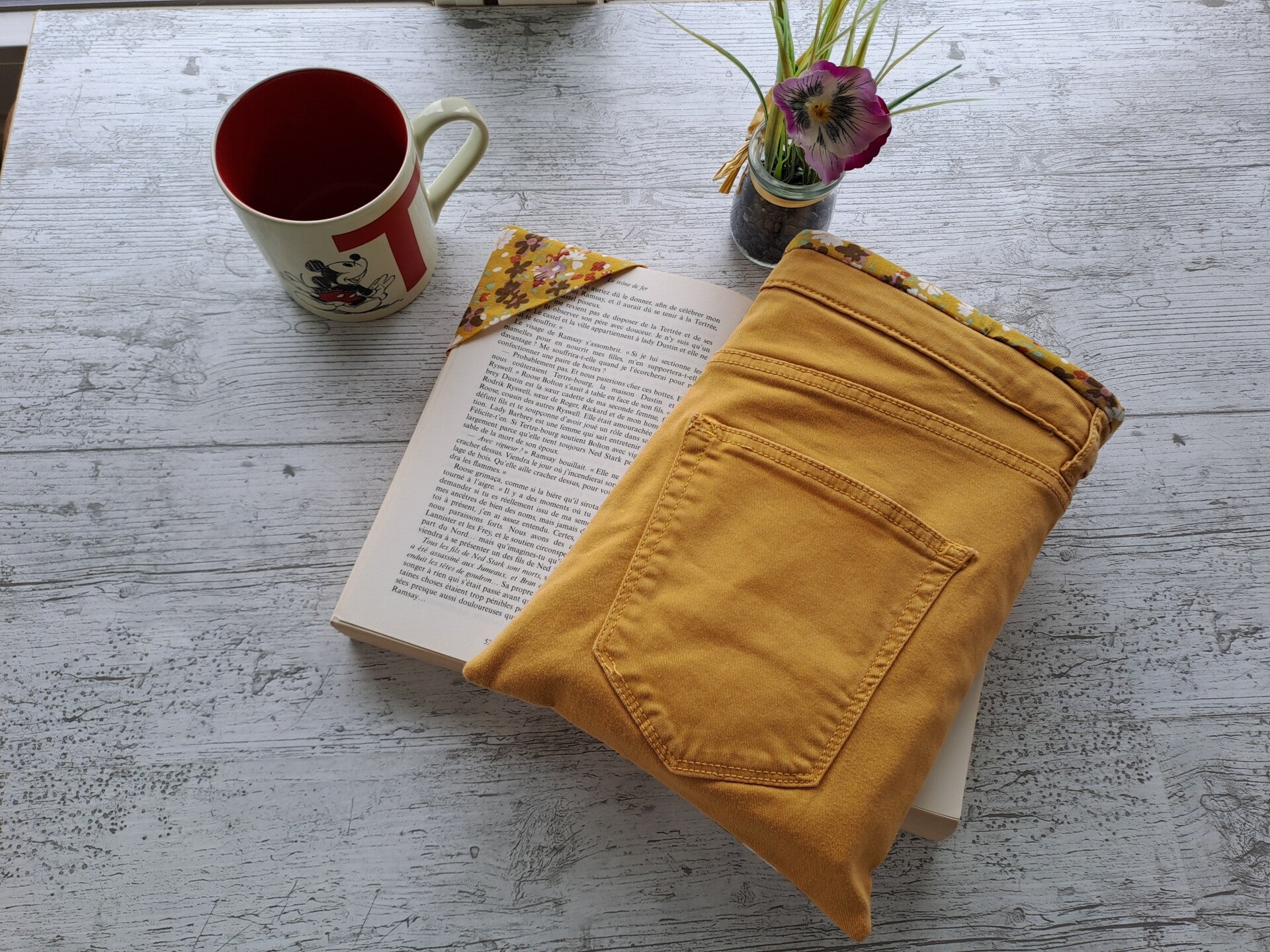 Pochette protège-livre en jean recyclé avec marque-page assorti – Format broché et poche épais