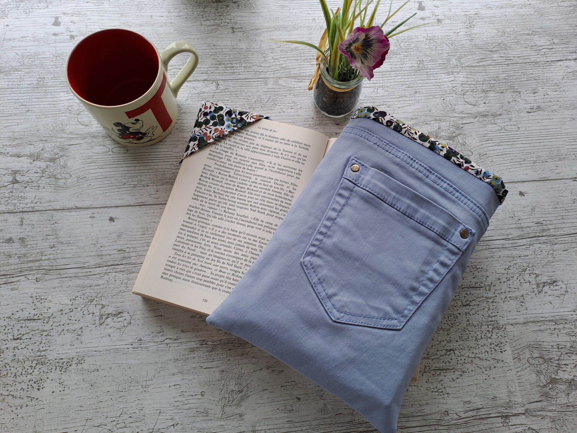 Pochette protège-livre en jean recyclé avec marque-page assorti – Format broché et poche épais