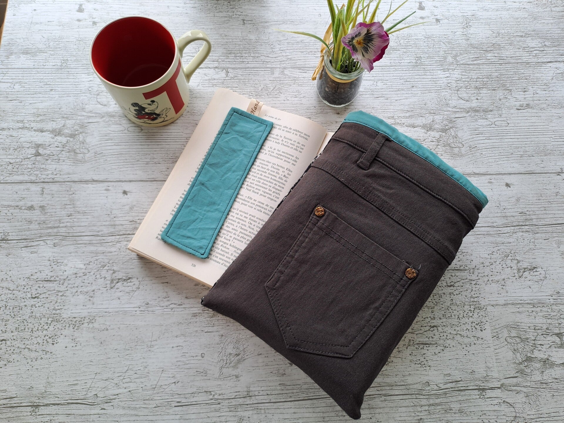 Pochette protège-livre en jean recyclé avec marque-page assorti – Format broché et poche épais
