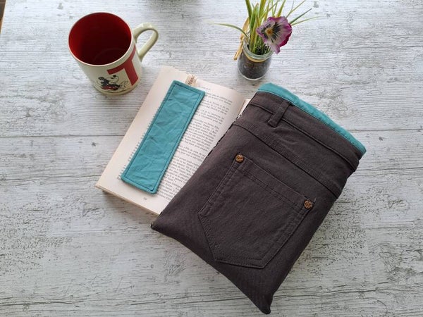 Pochette protège-livre en jean recyclé avec marque-page assorti – Format broché et poche épais