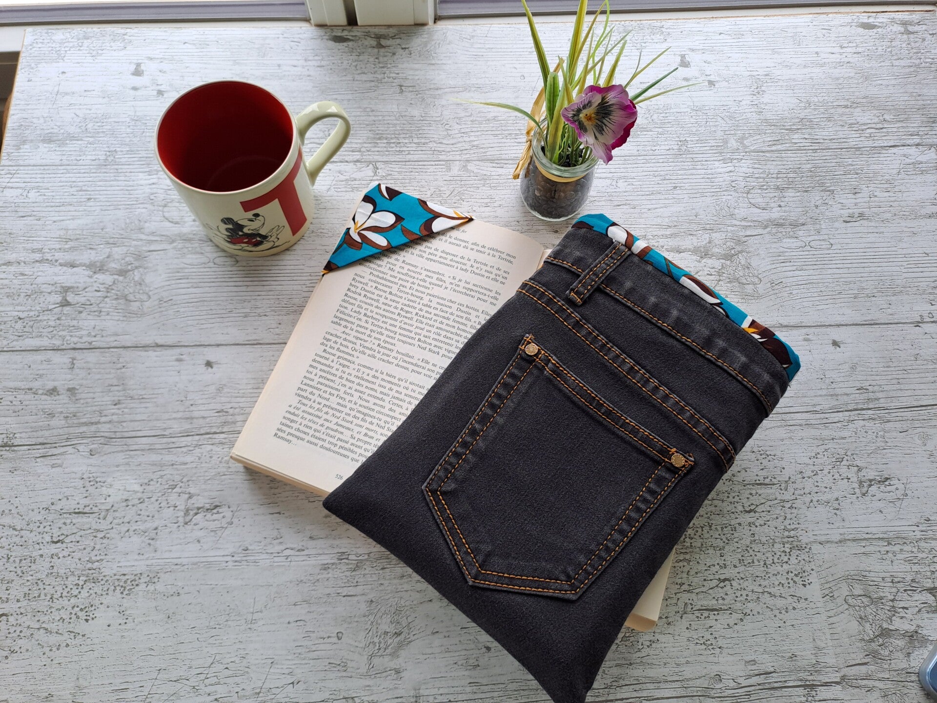 Pochette protège-livre en jean recyclé avec marque-page assorti – Format broché et poche épais