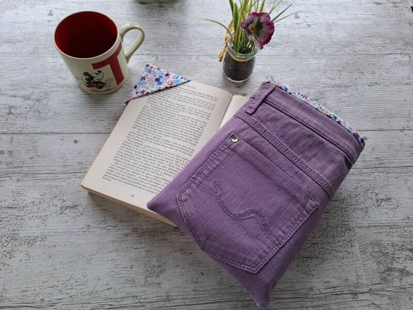 Pochette protège-livre en jean recyclé avec marque-page assorti – Format broché et poche épais