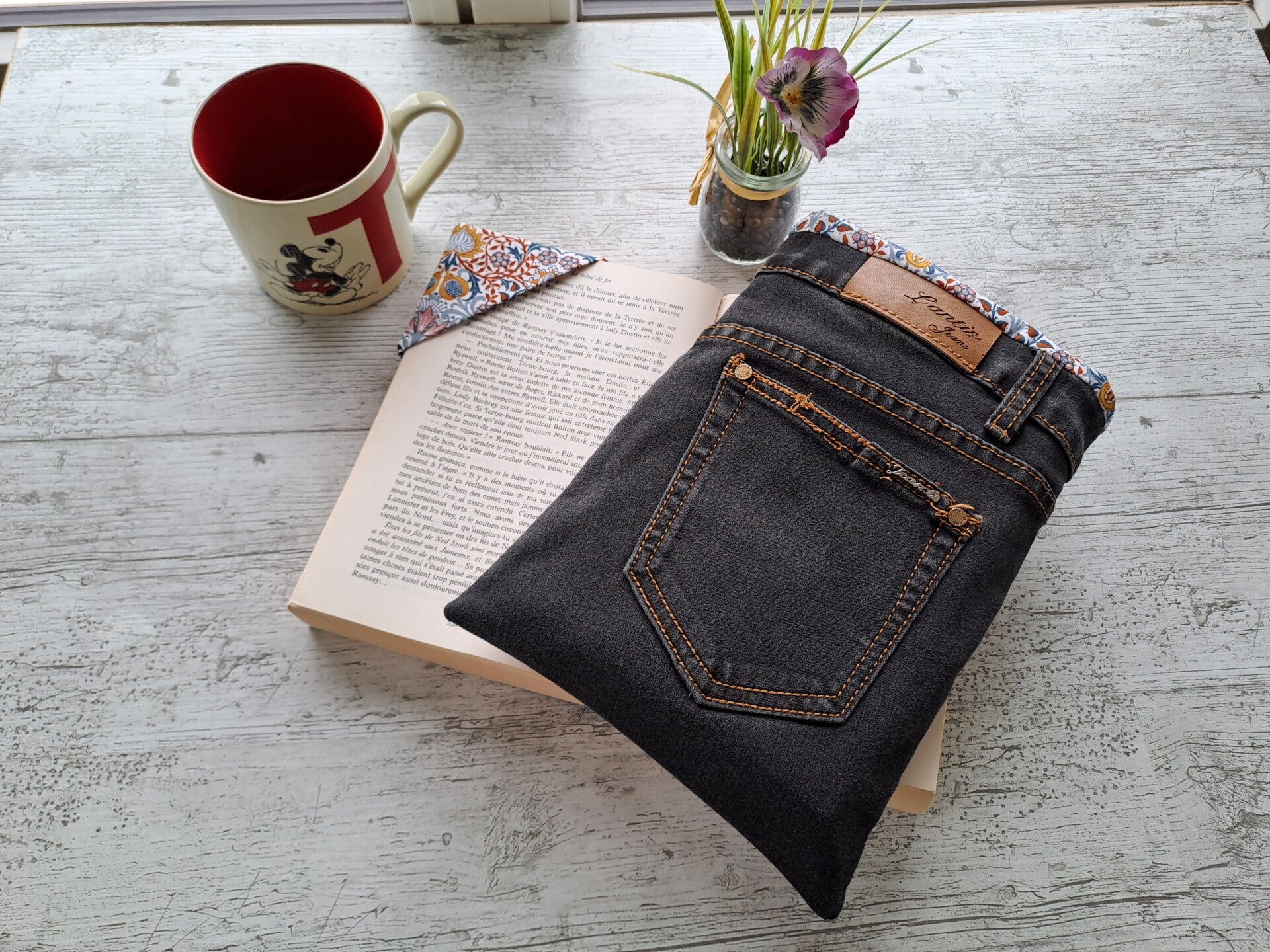 Pochette protège-livre en jean recyclé avec marque-page assorti – Format broché et poche épais