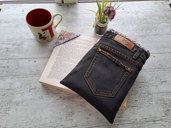 Pochette protège-livre en jean recyclé avec marque-page assorti – Format broché et poche épais