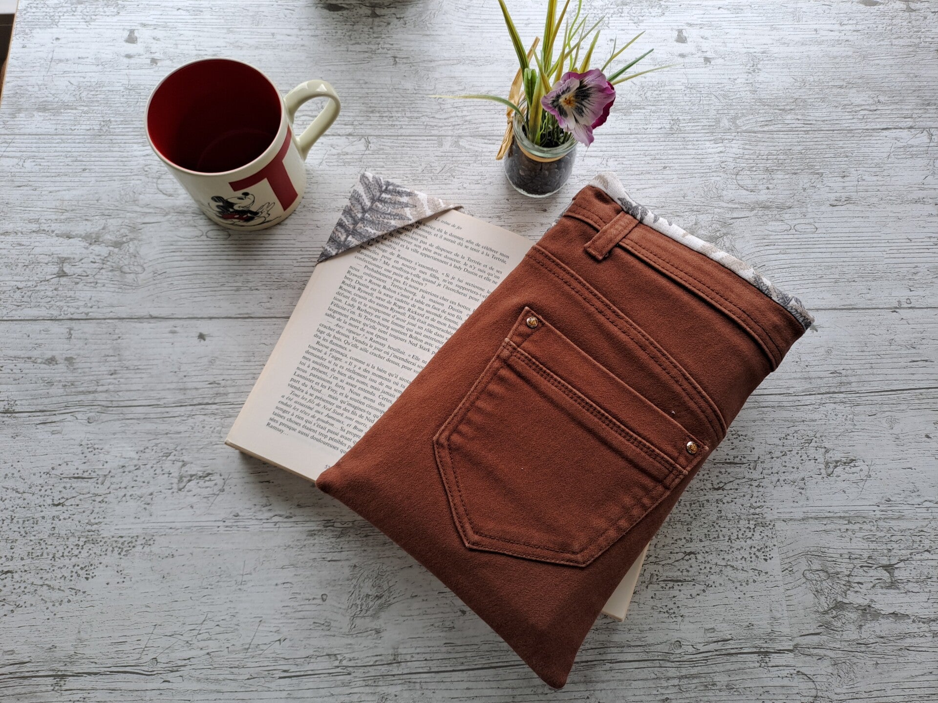 Pochette protège-livre en jean recyclé avec marque-page assorti – Format broché et poche épais