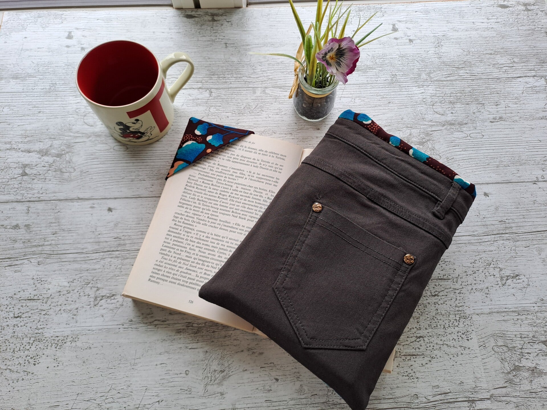 Pochette protège-livre en jean recyclé avec marque-page assorti – Format broché et poche épais